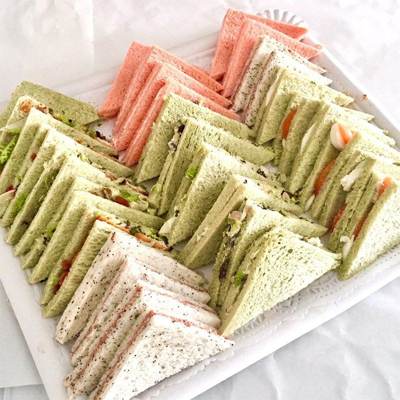 Bandeja de sándwiches variados
