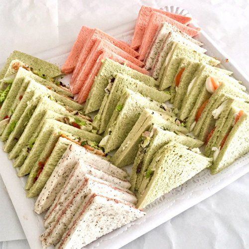 Bandeja de sándwiches variados