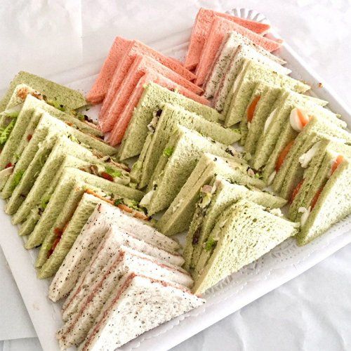 Bandeja de sándwiches variados