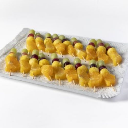 18 Brochetas de frutas de temporada