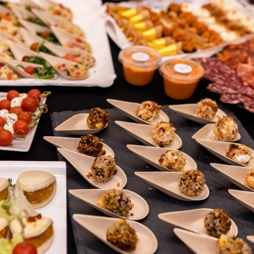 Disfruta de un catering a domicilio econ&oacute;mico y de calidad. Disponemos de servicio integral y estamos especializados en eventos corporarivos.Podr&aacute;s seleccionar para la ocasi&oacute;n, entre las diferentes opciones de catering para empresas y particulares que ofrecemos, con servicio propio de entrega en cualquier punto de la Comunidad de Madrid.