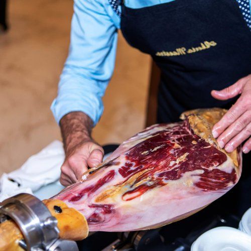 Vino español, ¡Tenemos el catering para tu evento!
Podemos completar el servicio con...
  Cortador de jamón   CamarerosContamos con servicio integral 