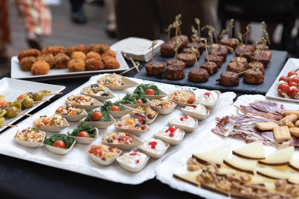 bandejas de canapes y embutidos en un evento de Madrid