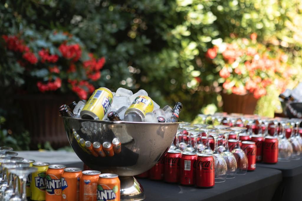 Bebidas, refrescos y vino para el evento